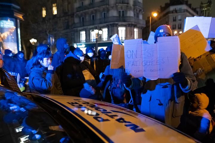 Avec ce harcèlement policier, les jeunes ont, au mieux, deux jours de répit. Sinon, ils sont réveillés à l’aube ou en pleine nuit