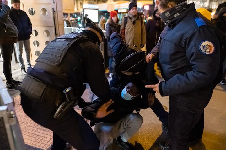 Lors de la manifestation, un mineur a été interpellé et quatre autres ont été blessés par les forces de l’ordre selon l'association Utopia 56, présente sur place.