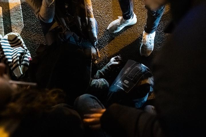 À la fin de la manifestation du 24 au soir, un mineur isolé a été blessé. Inconscient et à terre, les bénévoles se sont occupés de lui et ont appelé les urgences