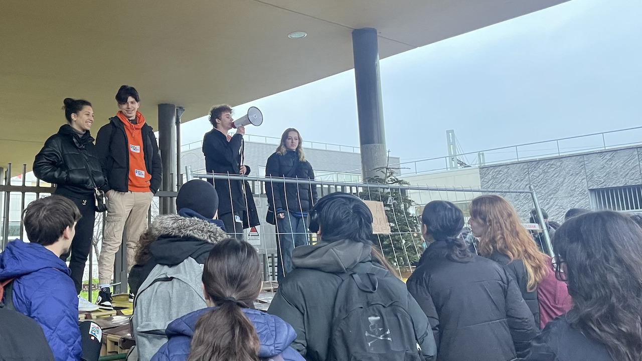 À Vitry, des lycéens bloquent leur établissement : « La retraite, c’est notre avenir »