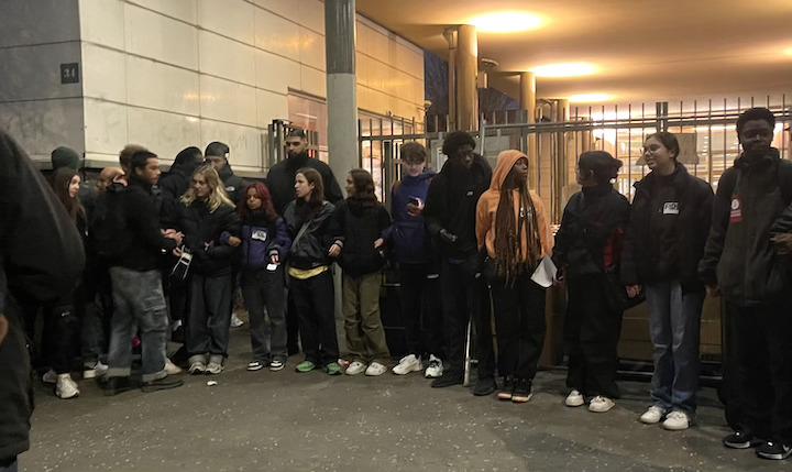  Il est décidé de faire une chaîne humaine pour ne laisser passer personne : « Ils n’ont pas le droit de nous toucher si on fait ça », espère Gwenn