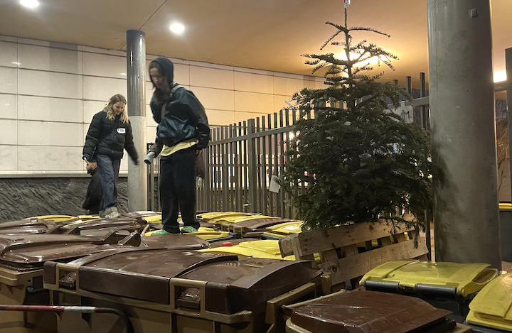 Sur place, un Tetris de bennes jaunes et marrons bloquent les grilles du lycée