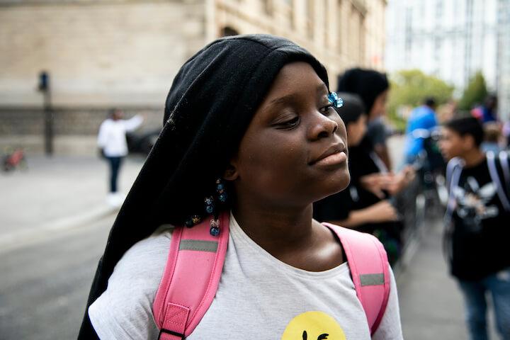 Hawa, fière, après sa première journée d'école
