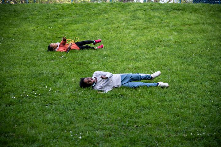 Hawa et sa copine font des roulades dans l'herbe