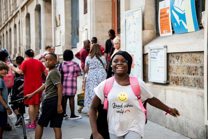 Hawa sort de l’école avec un grand sourire, le jour de sa rentrée