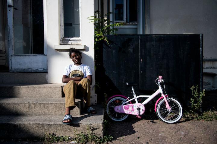 Hawa devant sa nouvelle maison