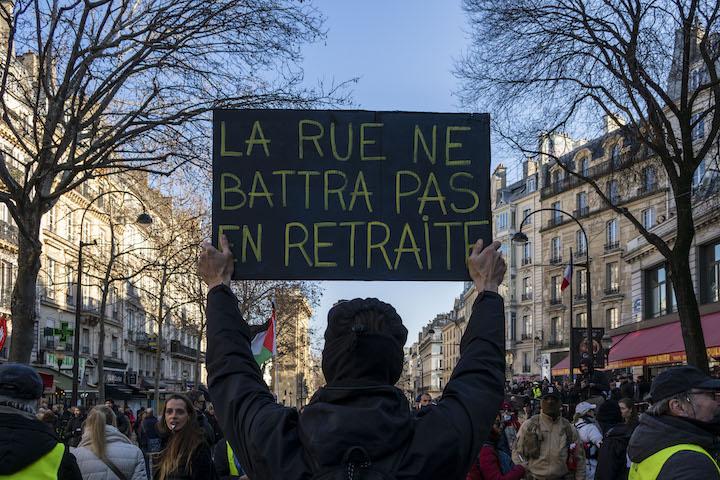 « Macron nous fait la guerre et sa police aussi ! Mais nous on est deter, pour bloquer le pays ! » Ce sont les Gilets jaunes qui se sont appropriés la chanson, et qui la scandent à tue tête ce 7 février 2023, pour l’acte 3 de la grève contre le réforme des retraite