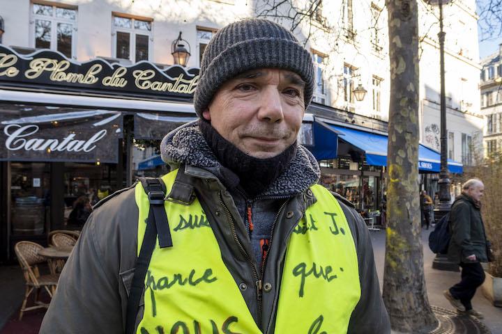 Arnaud est présent depuis 2018 dans les rangs des Gilets jaunes et compte bien participer à faire subsister le mouvement : « J’ai trois enfants, je n’ai pas envie de leur dire désolé on ferme la porte derrière vous… »