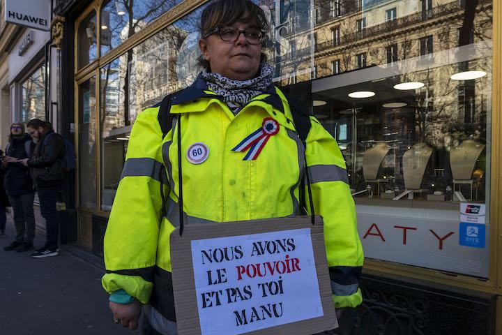 Au coin du boulevard des Italiens, le badge de Sandrine pinsé sur son impair jaune fluo brille au soleil. « Limitation de vieillesse 60 ans. »