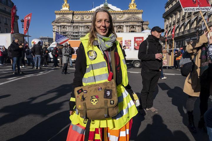 « On est en tête de cortège, c’est notre place. De front, pour l’affront. » Sasa porte une robe cousue de Gilets jaunes, roses et oranges. Du haut de ses 50 ans, cette aide à l’enseignement dans une école maternelle arbore un grand sourire, à l’inverse de ses camarades.