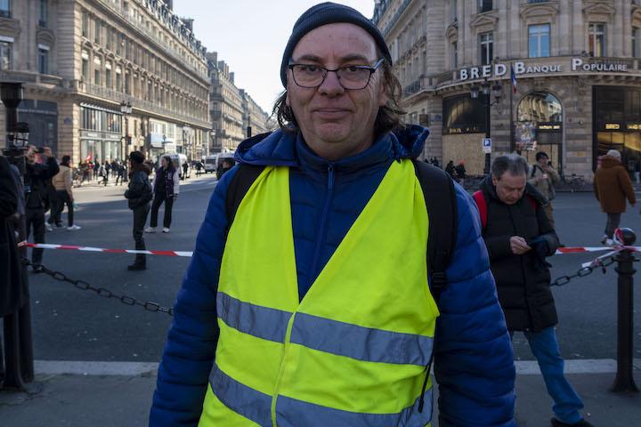 Sous son bonnet Cousteau bleu, Sylvain a un visage rassurant, avec ses rides au coin des yeux. Il raconte d’ailleurs ne pas être un violent. Mais il a l’impression que « c’est le seul moyen pour faire changer les choses »