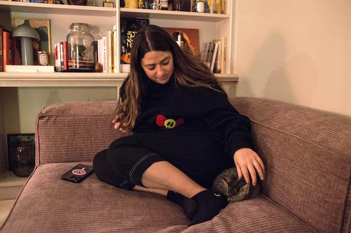 Elise Goldfarb et Sushi, son chat, dans son appartement du 9e arrondissement de Paris.