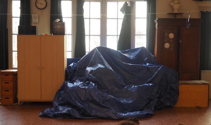 Sous cette bâche, sont entreposées toutes les affaires de Fatoumata : « Il y a six ans d’affaires sous la bâche. J’ai tout là. Quand je le vois, ça me fait quelque chose. Toute ma vie qui est dehors comme ça... 