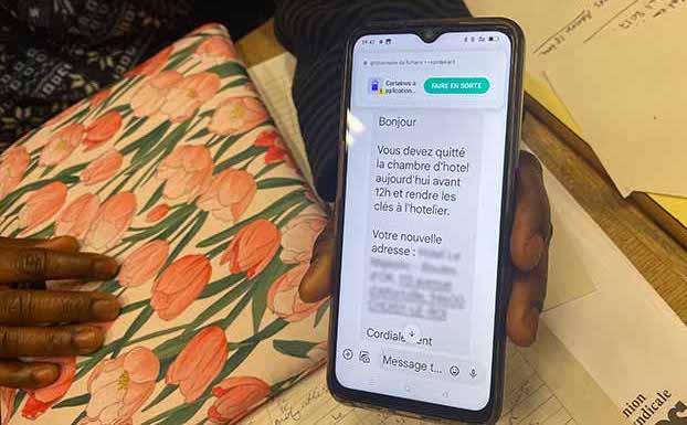 Jeudi 9 février, Fatou reçoit un SMS du Samu social 94 : « Vous devez quitter votre logement aujourd'hui avant midi et rendre les clés à l'hôtelier. 