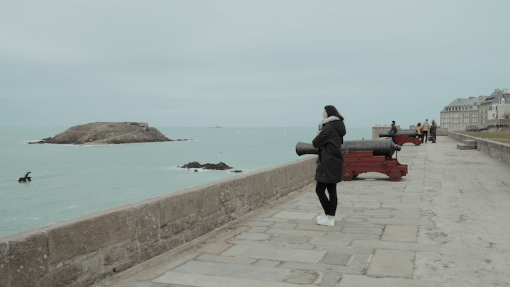 Franck Lambin est assisté par l’ex-petite amie d’Allan, Emmy. Elle tente de communiquer sur la mort d’Allan sur les réseaux sociaux. « Tout ce qui peut faire avancer les choses fait du bien à Franck. J’essaie de le soulager », confie-t-elle
