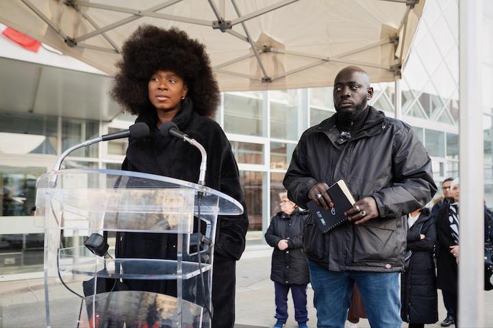 Assa Traoré a été invitée à prendre la parole lors de la marche. « Quand j’ai vu cette fumée, quand j’ai vu ce nom, Aissé, quand j’ai vu cet âge, 13 ans, je me suis dit : "Ce n’est pas possible". On ne peut pas rester spectateur de ça », a-t-elle lancé devant Massalé, ému. 