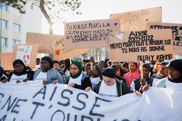 Quelque 300 personnes se sont réunies pour rendre hommage à Aissé avec cette marche blanche, dont plus d'une centaine d'élèves de son collège, mais aussi pour alerter sur le mal-logement.