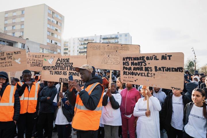 « Attendre qu'il y ait des morts pour avoir des bâtiments renouvelés ? », indique une pancarte à la marche blanche.