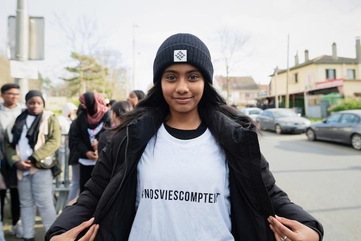 Les élèves présents du collège Paul Éluard sont venus honorer leur camarade avec des T-shirts #NosViesComptent. Parmi eux, sa copine Sharmati, qui était en cinquième avec Aissé et faisait du roller avec elle