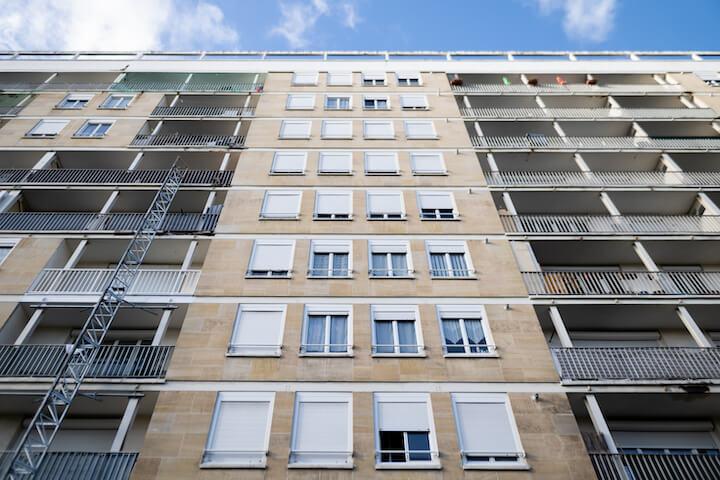 La façade de l'immeuble de Saly