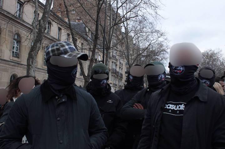 Les militants du Gud se présentent avec un look très « casual » et pour beaucoup dissimulant leur visage.