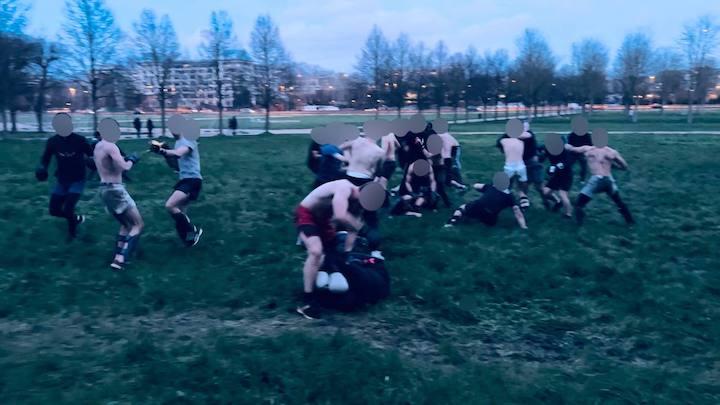 Ça se file des gnons de bon matin.