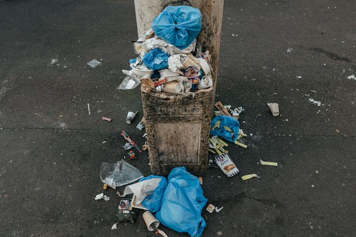 Dans le bâtiment 5 du Cra, la poubelle déborde et est rarement vidée.