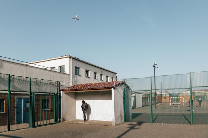 Le centre de rétention administrative du Mesnil-Amelot est à 100 mètres des pistes de l’aéroport de Paris Charles de Gaulle. 165 sans-papiers (sur 240 places) sont enfermés dans ce lieu de privation de liberté.