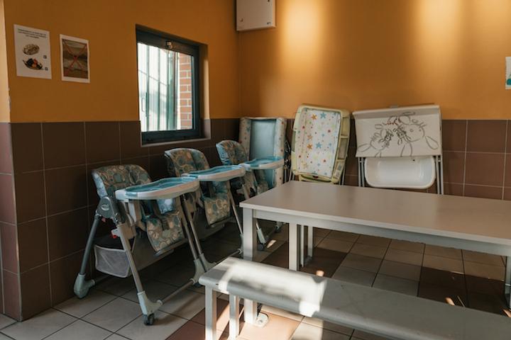 L’enfermement de nourrissons et de mineurs est une des particularités du Mesnil-Amelot. Une dizaine de Cra ont la même politique en France métropolitaine. La CEDH a pourtant condamné neuf fois la France pour l’enfermement d’enfants en centre de rétention