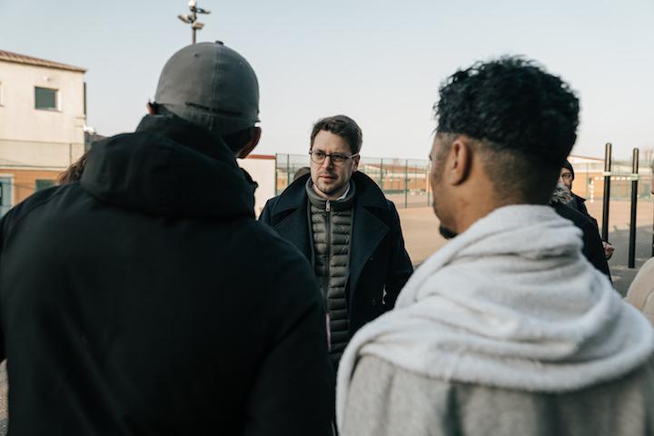 Le député écologiste Benjamin Lucas exerce son droit de visite parlementaire et vient échanger avec des retenus du Cra du Mesnil-Amelot, ce jeudi 2 mars.