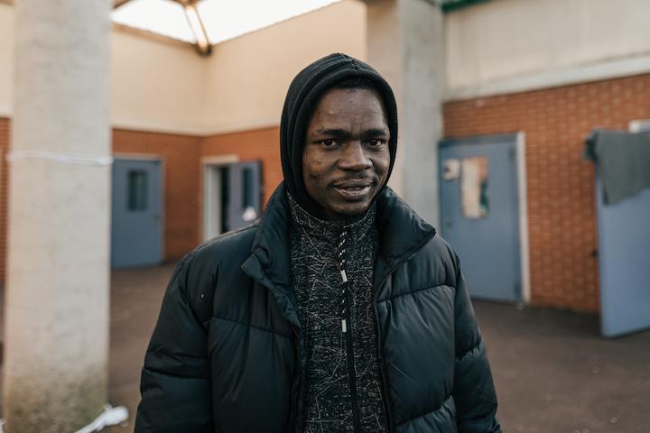 Idriss est enfermé au Mesnil-Amelot depuis cinq mois. La loi interdit pourtant de dépasser les 90 jours de rétention, soit trois mois. « La juge m’a dit de faire appel. Je suis allé voir les policiers, mais ils n’ont rien fait. 