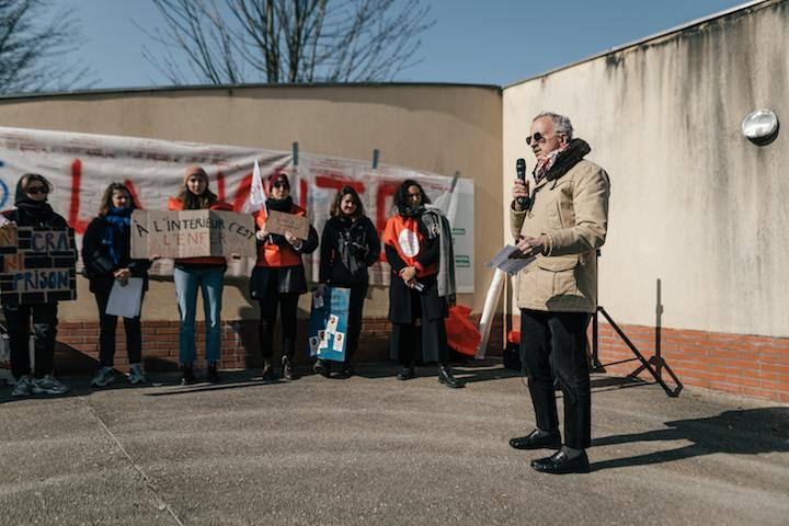 Depuis le 2 février, la Cimade, seule organisation présente sur place, s'est retirée pour dénoncer les « conditions d'enfermement indignes » et la « très nette dégradation des conditions d'exercice de ses missions ». Ce 2 mars, elle manifeste devant le Cra