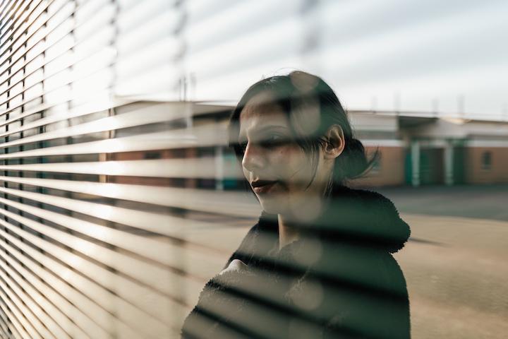 Radija, 18 ans, est dans la zone femme du Cra. « On a une vingtaine de femmes en ce moment pour 32 places ». La plupart sont d’origine roumaine, donc ressortissantes européennes. Elles risquent pourtant l’expulsion