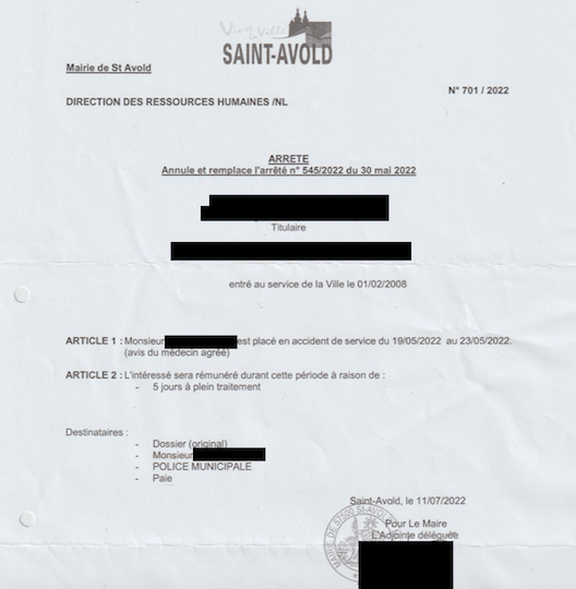 Lors de sa réunion qui s'est très mal passé, Isaac a fait un accident de service, l’équivalent d’un accident de travail dans le privé.