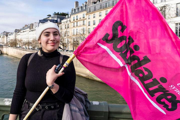 Armelle a 23 ans et essaie de rester « dans des endroits sûrs » pendant la manifestation. Elle situe le moment où elle ne s'y sent vraiment plus à l'aise vers la fin quand il n'y a « que des CRS, et beaucoup d'hommes bourrés »