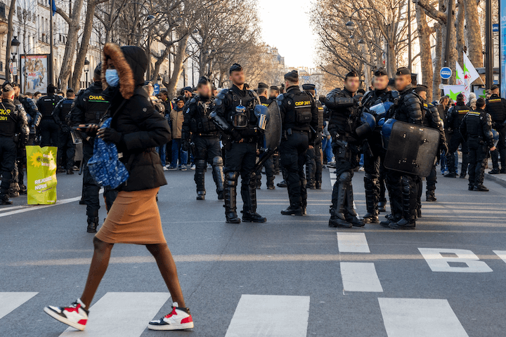 Après leurs agressions, certaines femmes comme Zoé décident de ne plus mettre de jupes en manif.