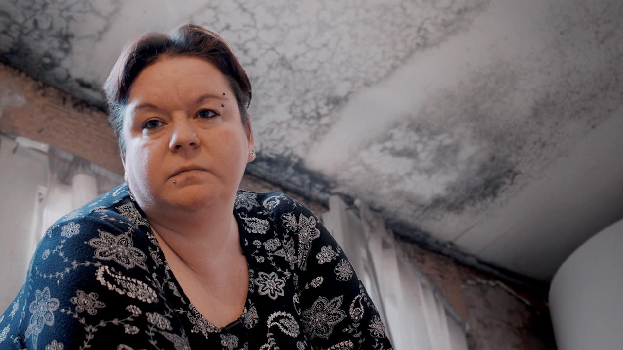 La vraie vie d'Angélique dans un logement insalubre avec deux enfants