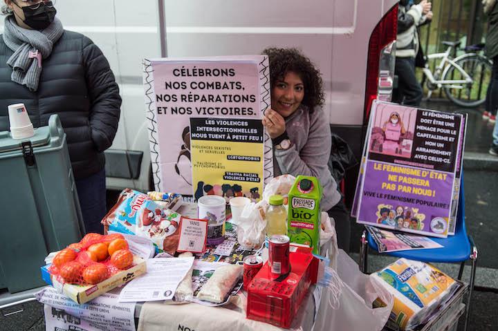 Saloua tient le stand d'en cas à prix libre préparé par le collectif Justice et vérité pour Yanis.