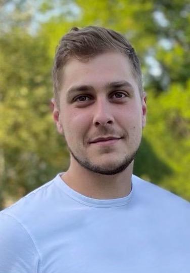 Flavien Bérard, mort à 27 ans le 6 mars 2022 dans l’Essonne (91), frappé à la tête par une pièce métallique qui s’est détachée d’un appareil de forage, alors qu’il travaillait comme sondeur en CDD dans une PME