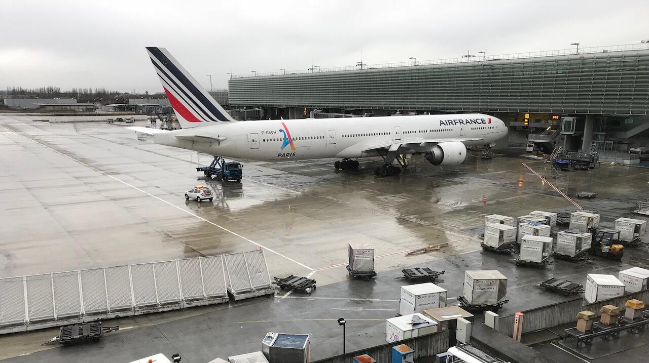 À Roissy, la police aurait tenté de forcer un exilé à quitter la France