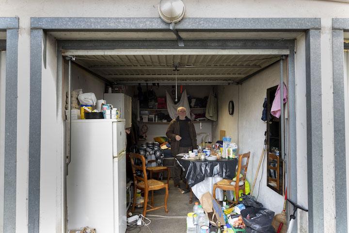 Usé par le froid et son état de santé, Edisher conserve des légumes à l’entrée du garage en face d’un frigo presque vide. Pour isoler un peu son chez-lui, il a placé de la mousse sur le cadre de sa porte en tôle.