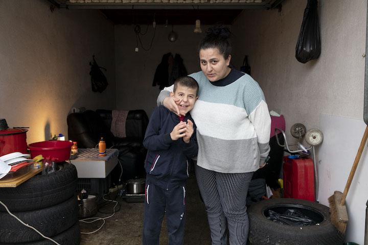 Beso avec sa maman. Il ne va pas à l’école et ni Oleg ni Soibo ne travaillent : ils n’en ont pas le droit