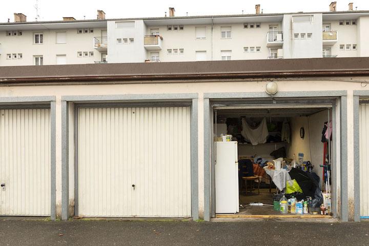 L’immeuble juste derrière les garages est lui aussi squatté