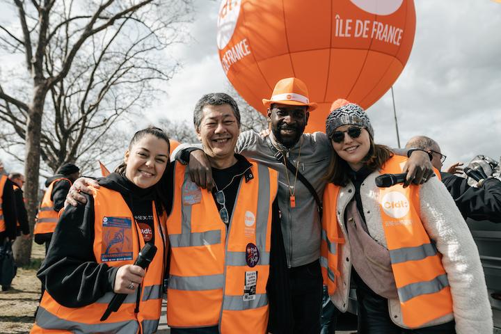 « Il faut montrer une image du syndicalisme qui n’est pas seulement négative », déclare Mathilde Panhaleux, à droite sur la photo, chanteuse à la CFDT depuis le début de la mobilisation contre la réforme des retraites