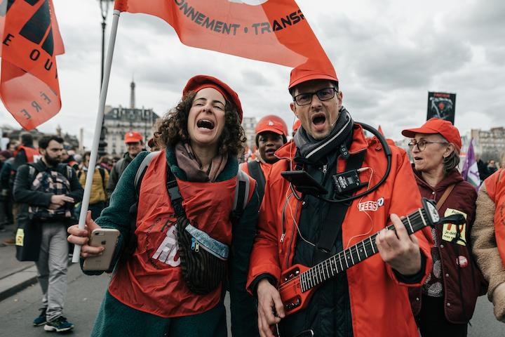 Laurent, 52 ans, syndiqué Force Ouvrière, plaisante : « Moi je suis Assurancetourix, le barde dans Astérix et Obélix, celui qu’on attache à un arbre car il n’arrête pas de chanter. »