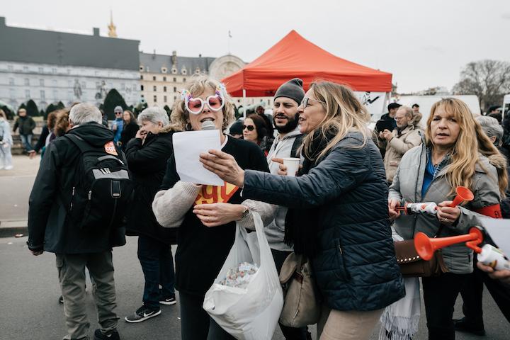 Quelques cortèges plus loin, derrière le camion CGT 77, c’est Aude qui tient le micro. Ou plutôt « Jena Hallyday », comme l'appellent ses camarades dernièrement