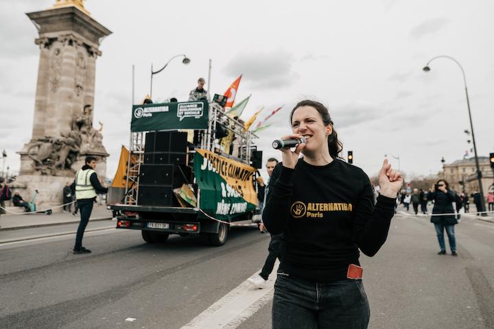 À 28 ans, Marie Cohuet est porte-parole du mouvement écolo et social, en plus d’en être une chanteuse, d’écrire des slogans et d’animer le cortège.