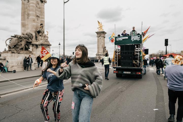 Dernièrement, Mathilde Caillard, s’est faite remarquer sur les réseaux sociaux en dansant toute la manifestation, en continu, dans le cortège d’Alternatiba.