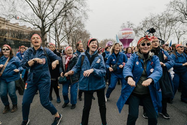 Les Rosies sont connues pour leurs chorégraphies en bleu de travail et foulard rouge autour du cou. Un uniforme inspiré de Rosie la riveteuse, l’icône populaire américaine