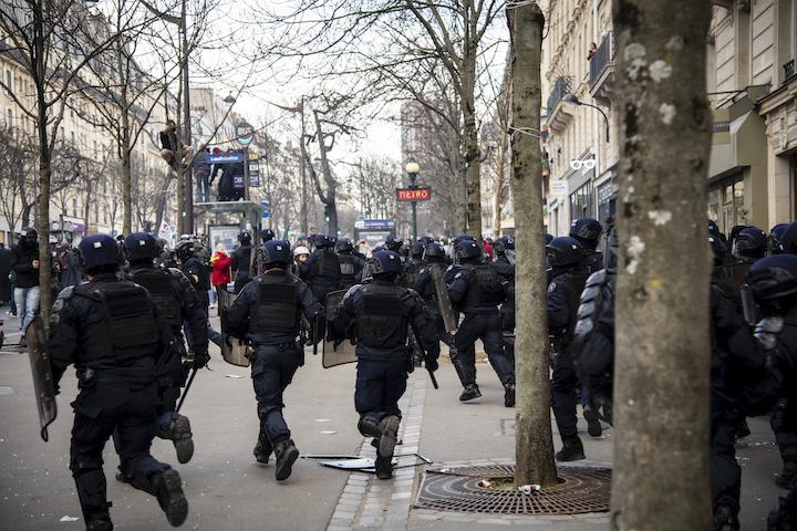 Des compagnies d'intervention chargent les manifestants contre la réforme des retraites le 7 mars 2023